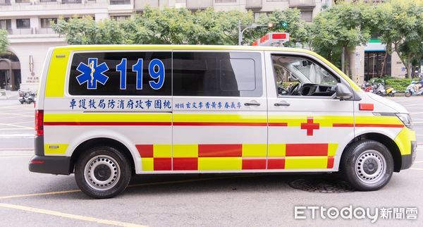 ▲桃園市李黃香阿嬤今天捐贈價值700萬的2輛救護車給桃園市消防局，消防車上有李黃香阿嬤與已過世先生李義春捐贈名字。（圖／記者沈繼昌翻攝）