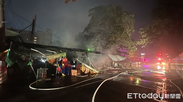 ▲疑電線桿爆炸，東區新民市場驚傳火警。（圖／記者許權毅攝）