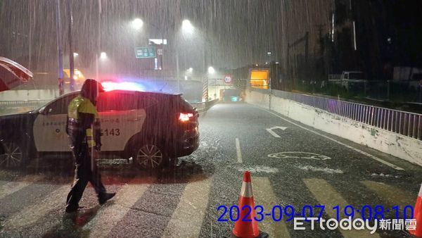 ▲強降雨致小東地下道積水，警冒雨預警性封閉。（圖／記者林東良翻攝）