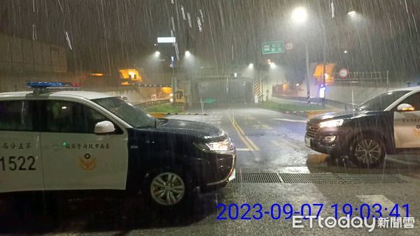 ▲強降雨致小東地下道積水，警冒雨預警性封閉。（圖／記者林東良翻攝）