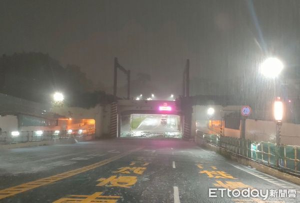 ▲強降雨致小東地下道積水，警冒雨預警性封閉。（圖／記者林東良翻攝）