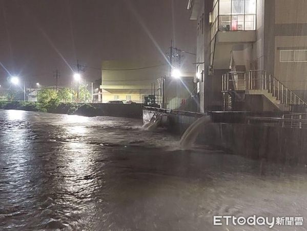 ▲▼台南強降雨市區積水抽水機全力運作。（圖／記者林東良翻攝）