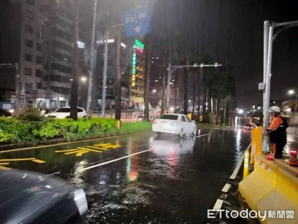 ▲▼台南強降雨市區積水抽水機全力運作。（圖／記者林東良翻攝）