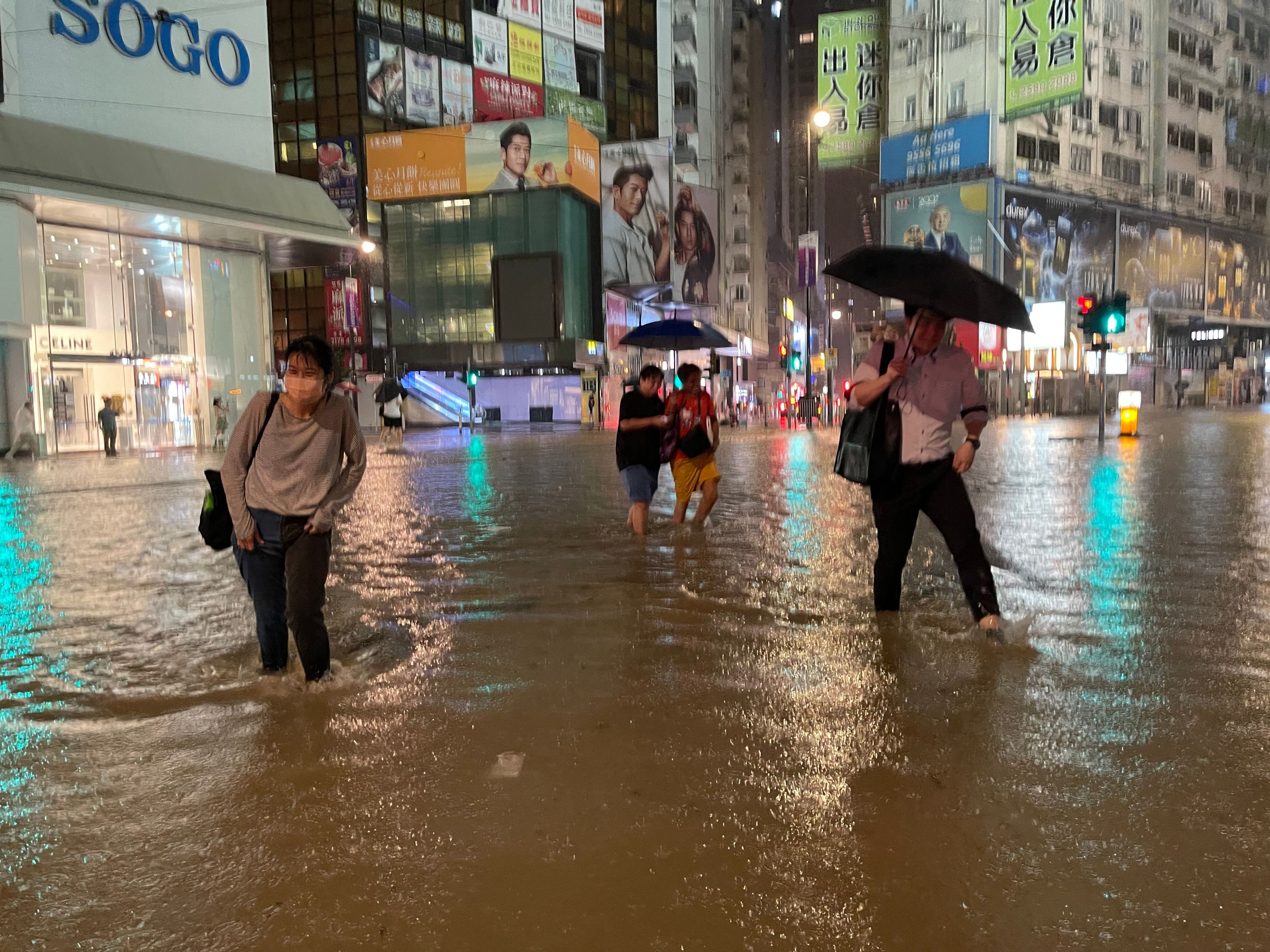 ▲▼海葵餘威釀「黑色暴雨」重創香港。（圖／翻攝自海客新聞）