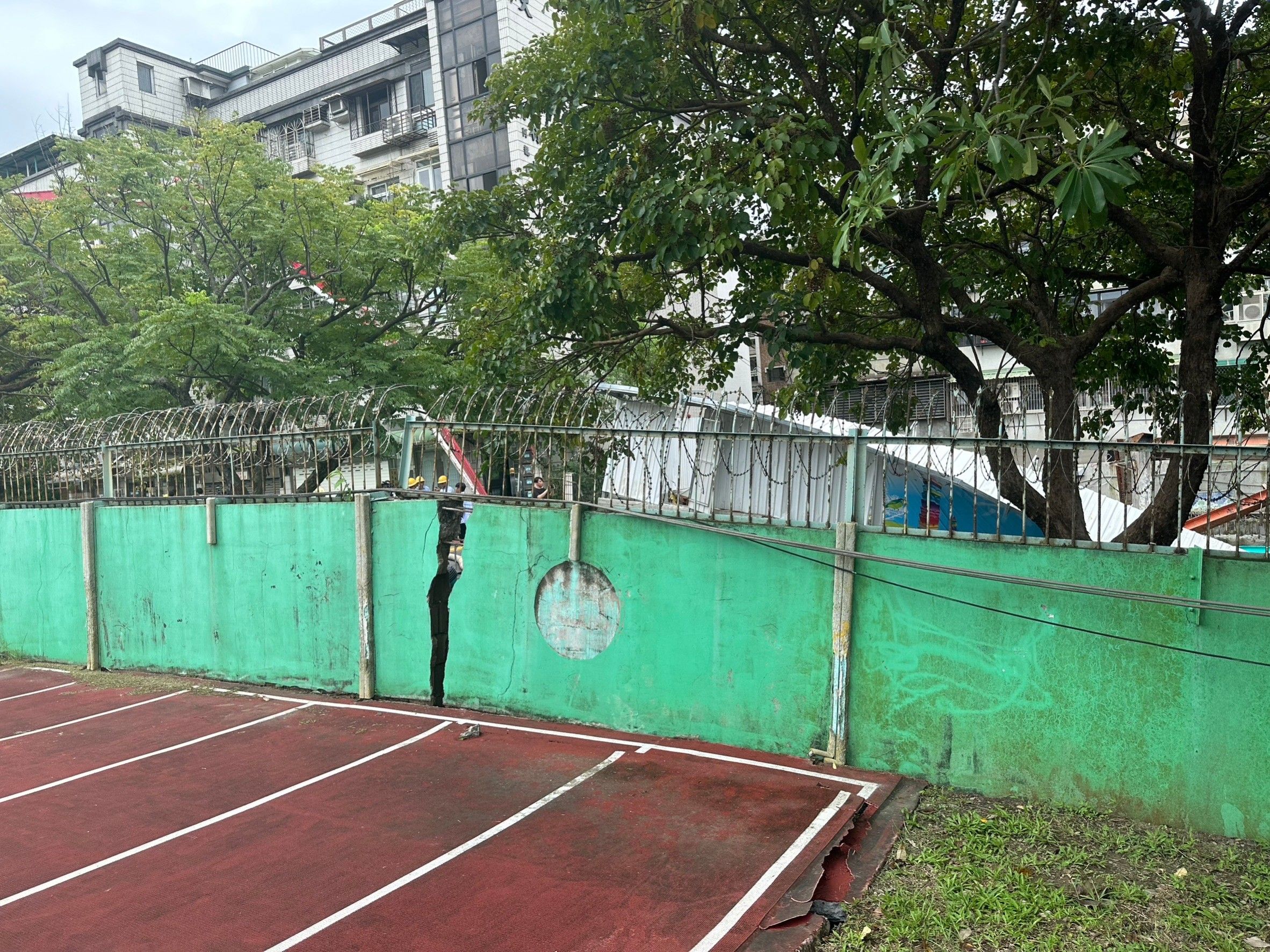 ▲▼受到工地影響，台北道明外僑學校的操場跟圍牆都出現裂縫。（圖／北市教育局提供）