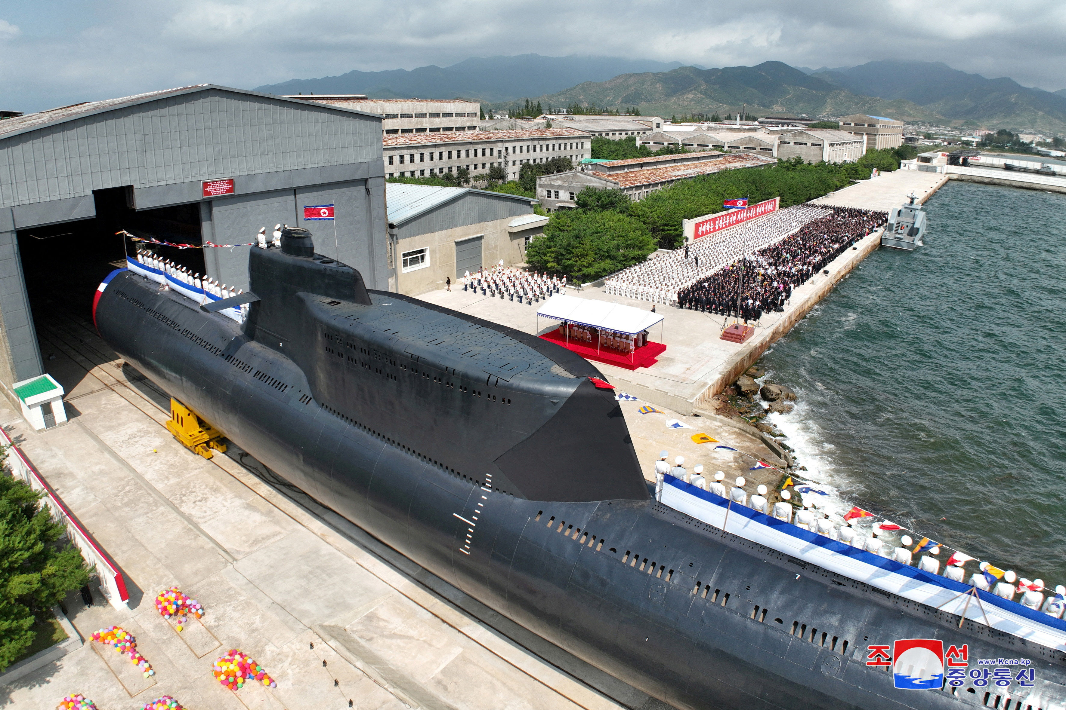 ▲▼金正恩6日前往咸鏡南道新浦造船所，出席新型核戰術攻擊潛艦「金君玉英雄艦」下水儀式。（圖／路透）