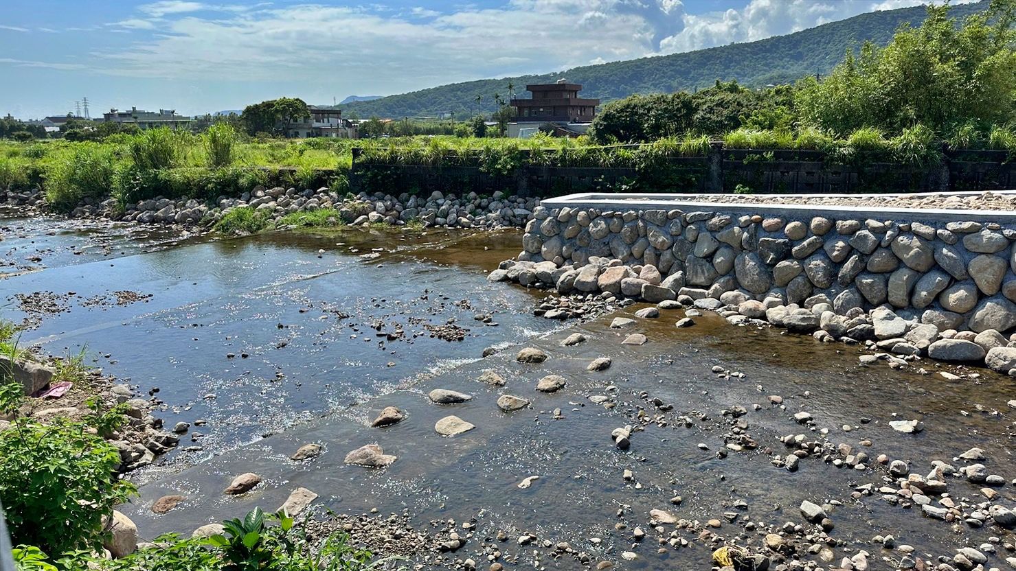 ▲金山清水溪護岸延伸300米 採砌石法兼防洪安全。（圖／新北市金山區公所提供）