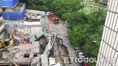 制高點直擊「基泰工地」塌陷現場！　道路扭曲急灌漿