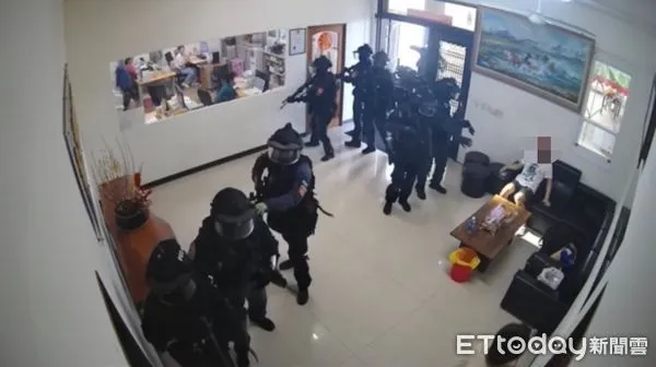 ▲刑事局南部打擊犯罪中心偵八大隊，查處恐嚇取財案，對台南1家開發公司執行搜索，事後遭該公司許姓董娘等人指控「執法過當」，已委請律師將提告。（圖／民眾提供，下同）
