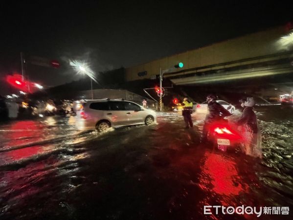 ▲台南市7日晚上6時左右遭雨彈狂襲，導致市區多處道路淹水嚴重影響交通，永康分局員警立即前往淹水路段地區，管制交通維護人車安全。（圖／記者林東良翻攝，下同）