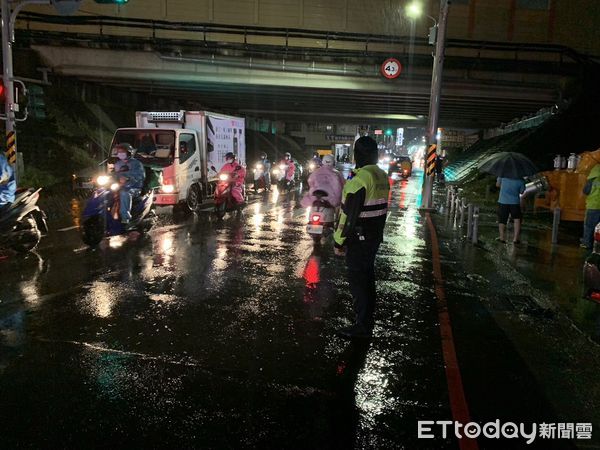 ▲台南市7日晚上6時左右遭雨彈狂襲，導致市區多處道路淹水嚴重影響交通，永康分局員警立即前往淹水路段地區，管制交通維護人車安全。（圖／記者林東良翻攝，下同）