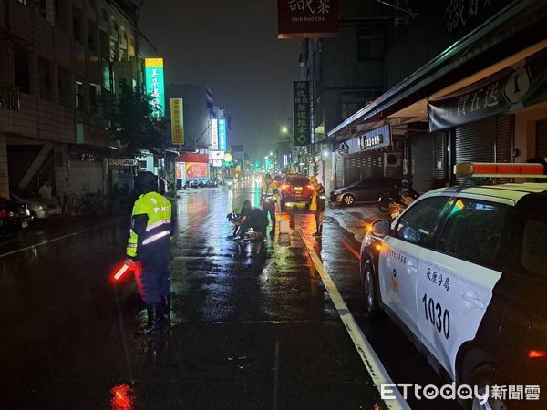 ▲台南市7日晚上6時左右遭雨彈狂襲，導致市區多處道路淹水嚴重影響交通，永康分局員警立即前往淹水路段地區，管制交通維護人車安全。（圖／記者林東良翻攝，下同）