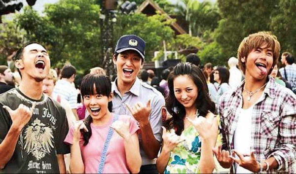 張鈞甯（右2）與阮經天（左1）在2007年因演出電視劇《我在墾丁天氣晴》結為好友。（圖／翻攝自網路）