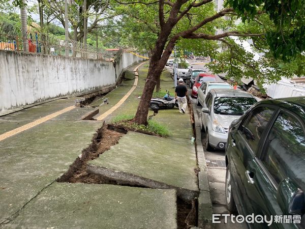 ▲大直街94巷建築塌陷，週邊人行道馬路遭波及。（圖／攝影中心攝）