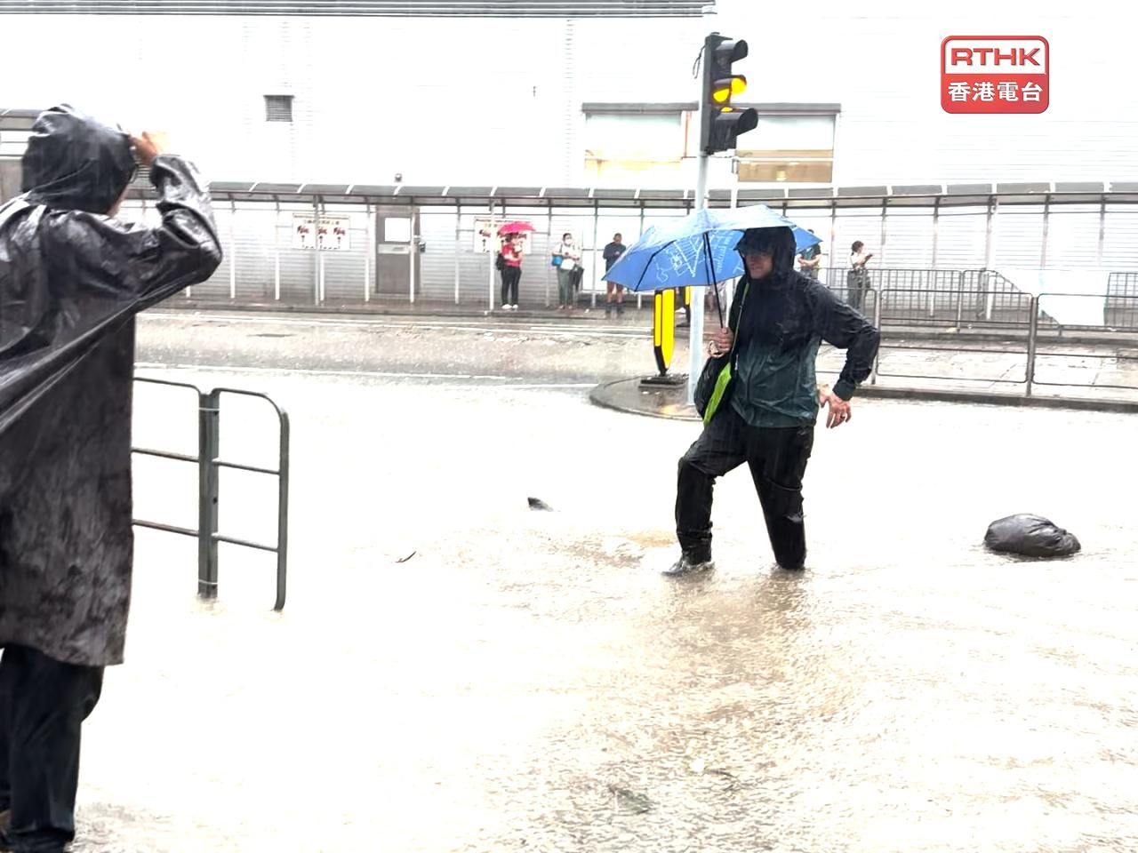 ▲▼「黑色暴雨」癱瘓香港！洪水灌爆地鐵、港股暫停交易。（圖／翻攝自影片、澎湃新聞、香港電台）