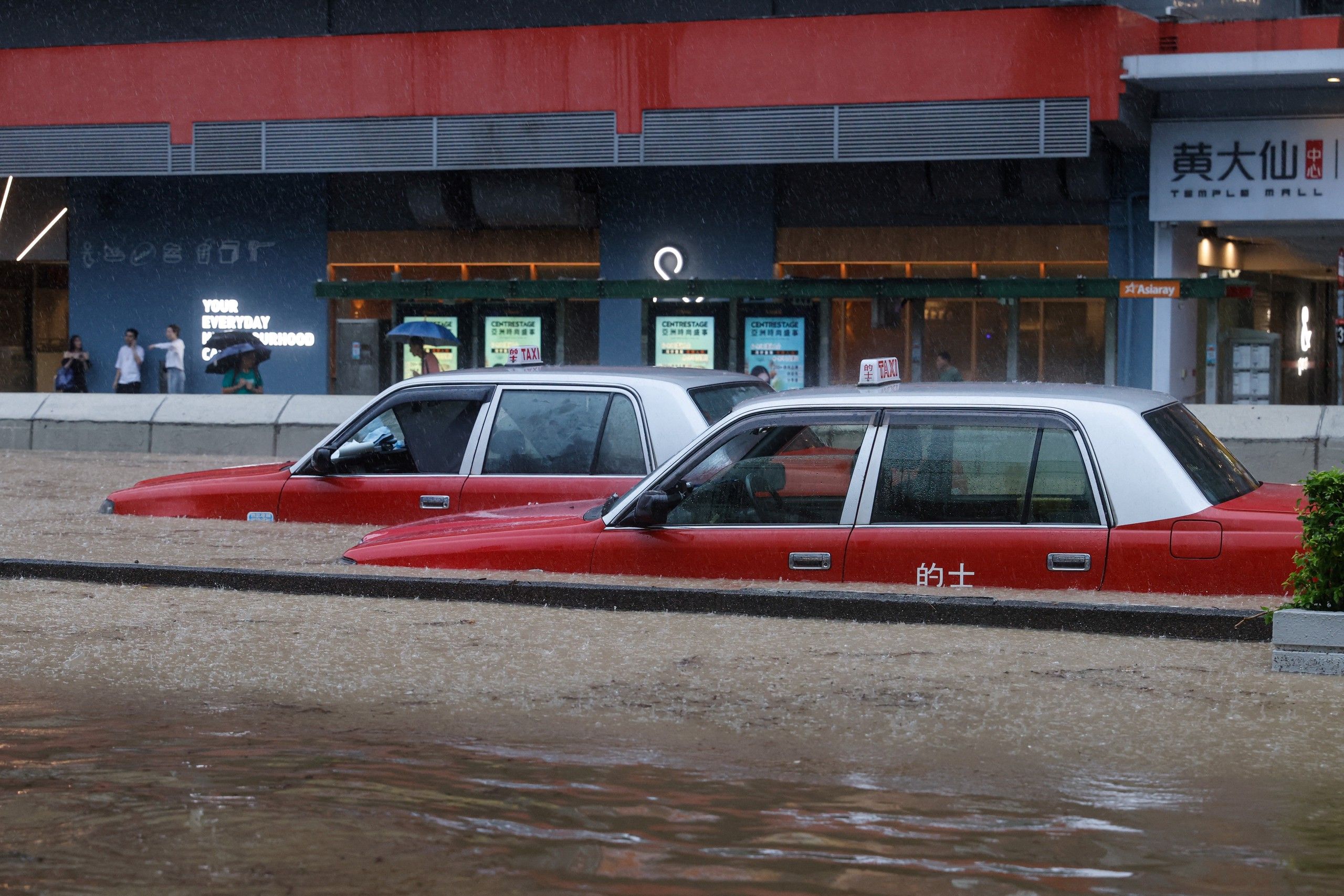 ▲▼「黑色暴雨」癱瘓香港！洪水灌爆地鐵、港股暫停交易。（圖／翻攝自影片、澎湃新聞、香港電台）