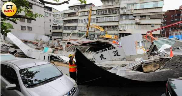 基泰大直施工意外造成多棟民宅倒塌，其粉專被網友灌爆狂酸。（圖／方萬民攝）