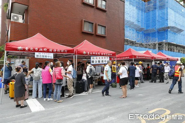 ▲大直工地塌陷，民眾登記返家取家當。（圖／記者湯興漢攝）