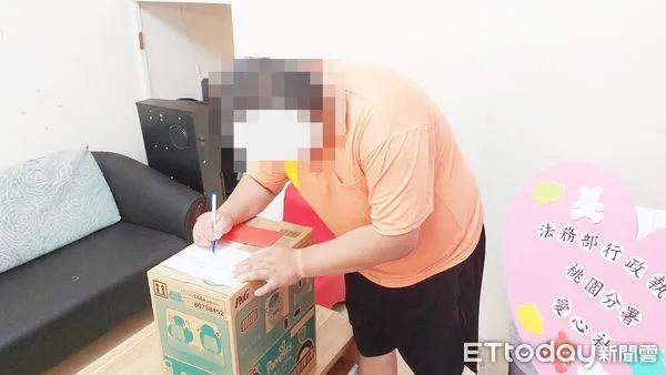 ▲桃園市中壢區岳姓男子因獨力扶養一家五口，無力繳交健保費、勞保費用3萬8千餘元，遭法務部執行署桃園分署強制執行，分署人員查明現況除採放寬執行措施，並致贈尿布、生活用品與慰問金。（圖／記者沈繼昌翻攝）