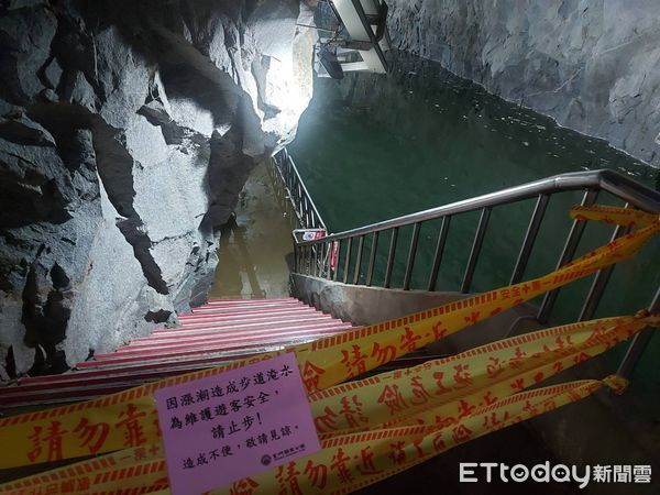 ▲▼金門翟山坑道淹水，步道封閉。（圖／記者林名揚翻攝）