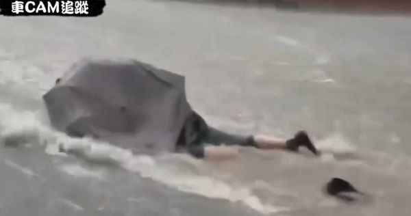 香港黑雨成世紀雨災，有民眾上班過馬路直接被沖走。（圖／翻攝自車CAM追蹤YT）