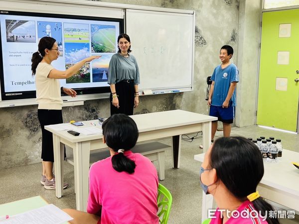 ▲金車文教基金會於今年發起「飛颺國際志工支持計畫」，與台灣國際青年文化交流協會、財團法人俊逸文教基金會再度攜手，支持德國籍青年志工前進台灣教育資源缺乏鄉鎮。（圖／記者林東良翻攝，下同）