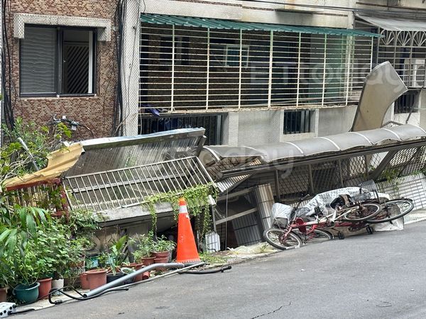 ▲▼1樓變地下室 。（圖／民眾提供）