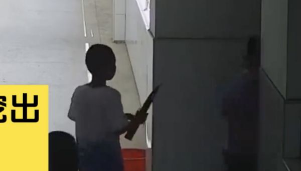 ▲安徽一名小學生手持砲彈送去校長室，和全副武裝的防爆人員形成強烈對比。（圖／翻攝微博）