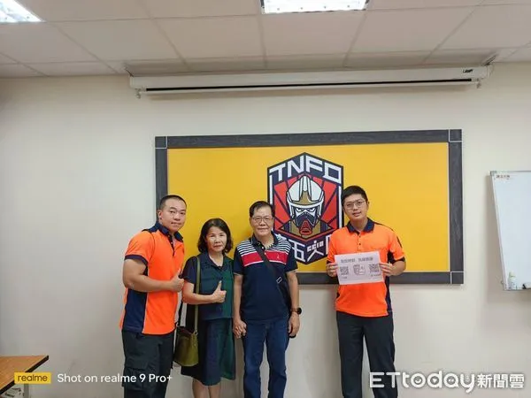 ▲台南市消防局救護雙軌，搶救瀕死民眾生命，民眾親至大橋救護隊致謝。（圖／記者林東良翻攝，下同）