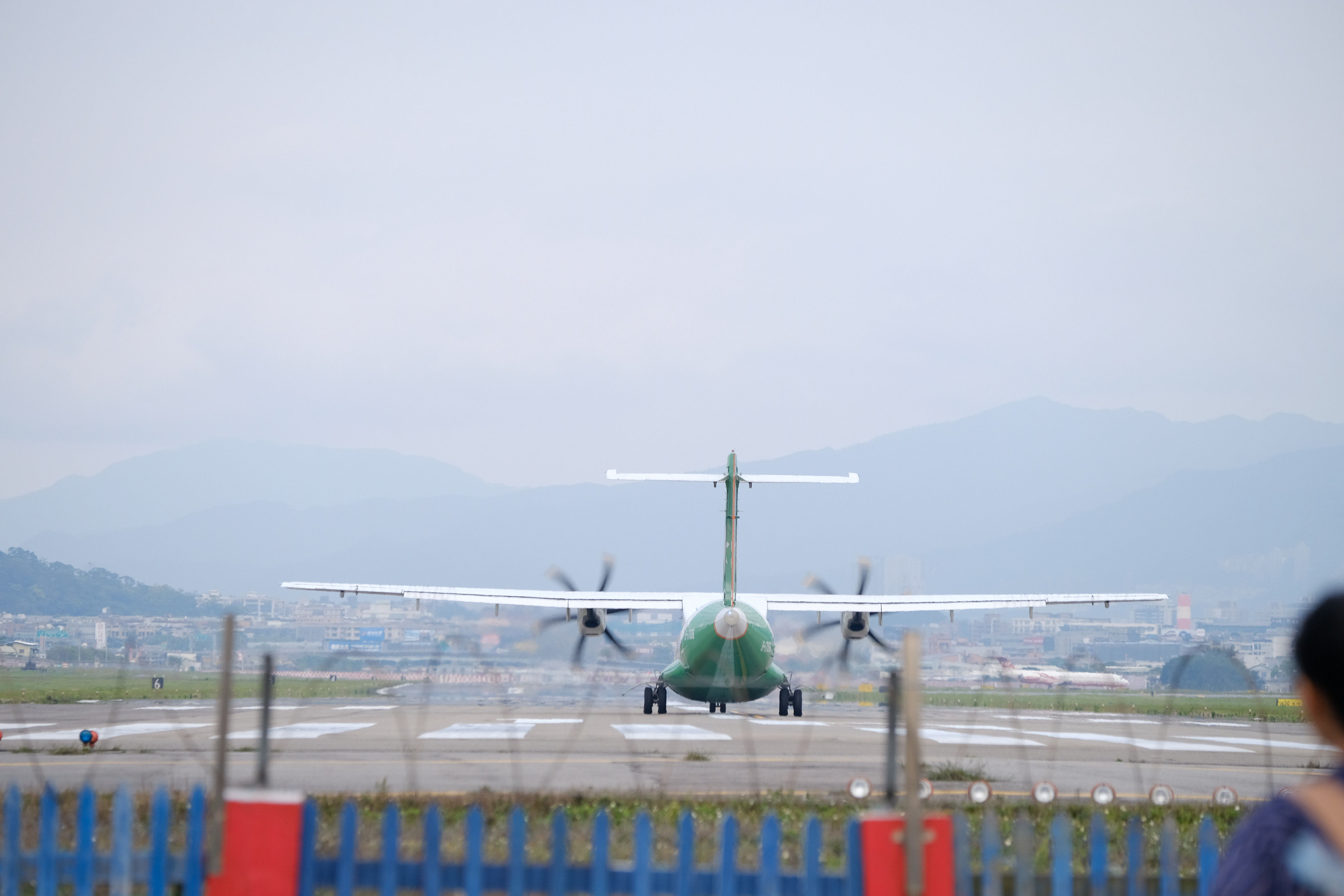 ▲▼松山機場,濱江街飛機降落,飛機降落,松山機場跑道頭（圖／記者徐文彬攝） 