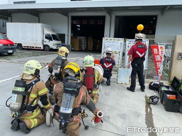 ▲台南市消防局第六大隊，於8日在泳常股份有限公司進行工廠火災搶救演練。（圖／記者林東良翻攝，下同）