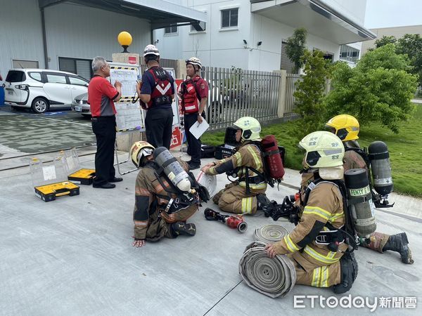 ▲台南市消防局第六大隊，於8日在泳常股份有限公司進行工廠火災搶救演練。（圖／記者林東良翻攝，下同）