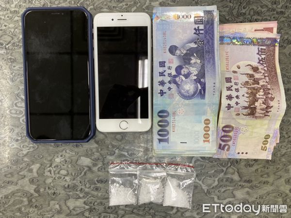 ▲▼藥頭微信上促銷「2條輪胎4500」，差點騙過警察，警方在藥頭等買家時，將他拖出車外逮捕。（圖／民眾提供，下同）