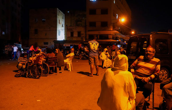 ▲▼ 摩洛哥8日深夜發生強震，最大城市卡薩布蘭卡（Casablanca）民眾在地震後聚集在街上。（圖／路透）