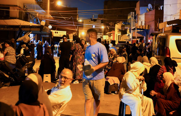 ▲▼ 摩洛哥8日深夜發生強震，最大城市卡薩布蘭卡（Casablanca）民眾在地震後聚集在街上。（圖／路透）