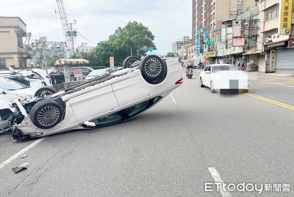 ▲桃園市82歲紀姓老翁今天清晨駕車行經八德區介壽路二段附近時疑似闖紅燈，撞上機車後翻覆。（圖／記者沈繼昌翻攝）