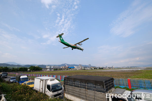 ▲▼松山機場,濱江街飛機降落,飛機降落,松山機場跑道頭（圖／記者徐文彬攝） 