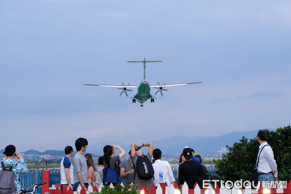 ▲▼松山機場,濱江街飛機降落,飛機降落,松山機場跑道頭（圖／記者徐文彬攝） 