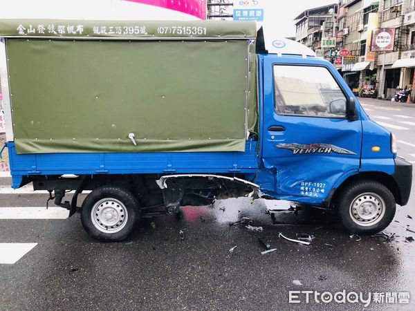 ▲▼台南海安路與民族路口今(9)日發生一起交通事故小客車撞貨車事故。（圖／記者林東良翻攝）