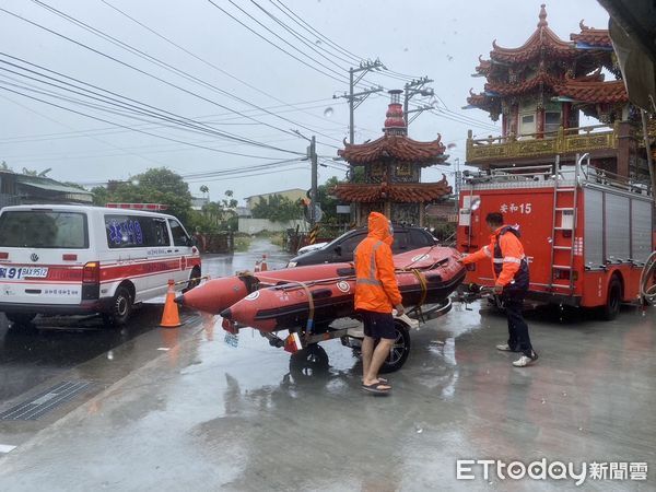 ▲台南市消防局第六救災救護大隊預先整備救災裝備器材，啟動易淹水潛勢地區超前部署。（圖／記者林東良翻攝，下同）