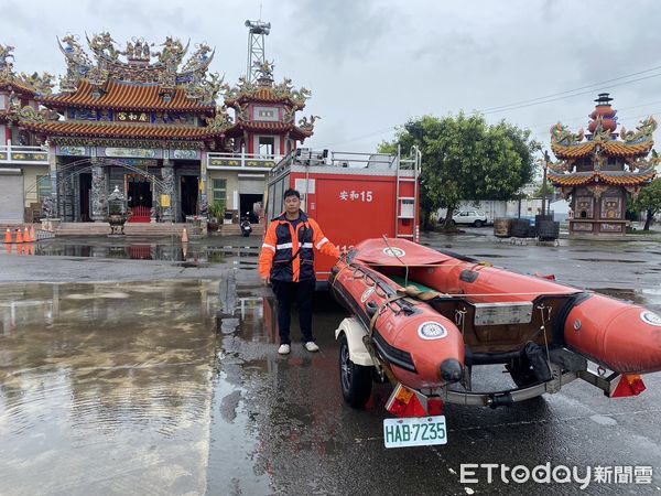 ▲台南市消防局第六救災救護大隊預先整備救災裝備器材，啟動易淹水潛勢地區超前部署。（圖／記者林東良翻攝，下同）