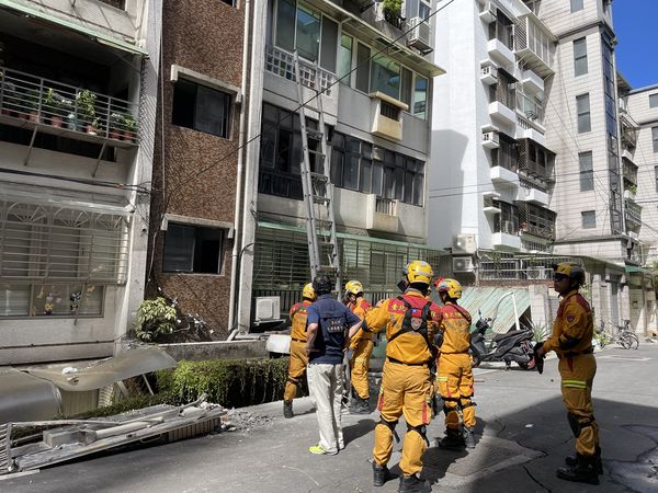 ▲▼搜救人員進入大直下陷民宅勘查。（圖／北市府提供）