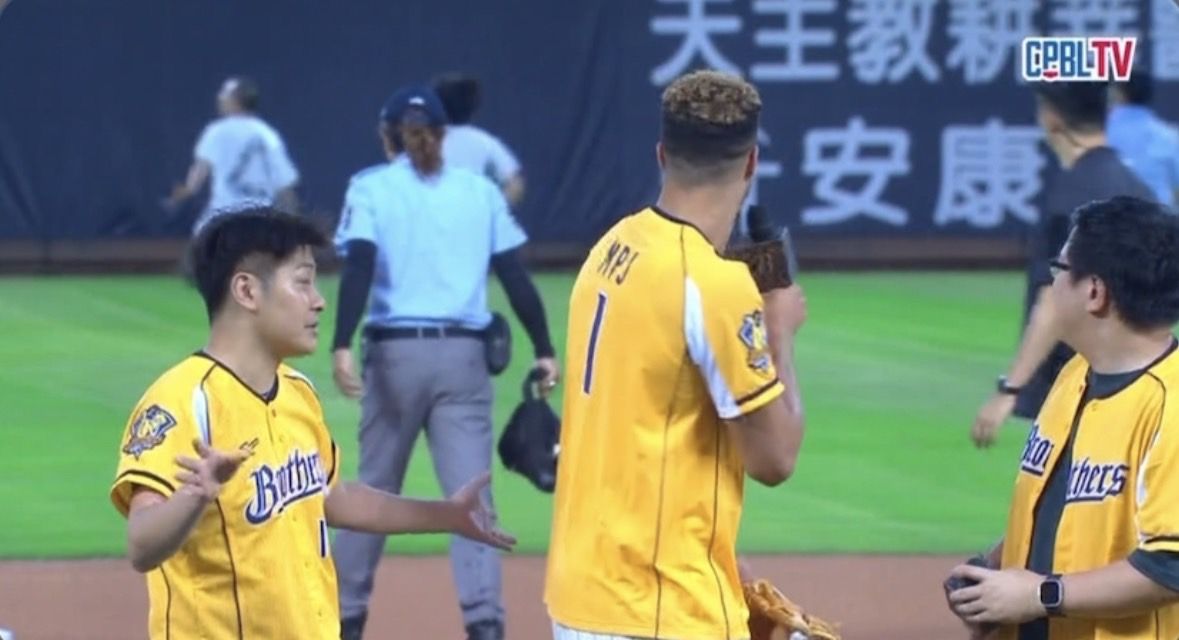 ▲吃屎哥擅闖台中洲際球場並熊抱NBA球星小波特。（圖／截自CPBL TV）