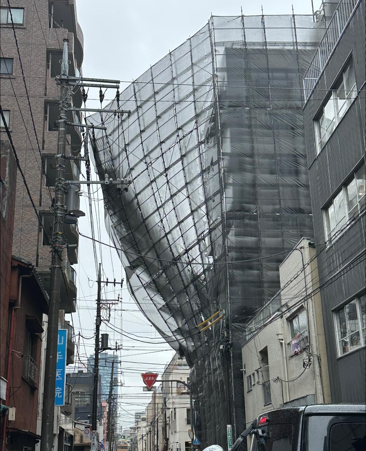 ▲▼視網膜目睹東京颱風天鷹架掛半空。（圖／翻攝自Facebook／視網膜 Retina）