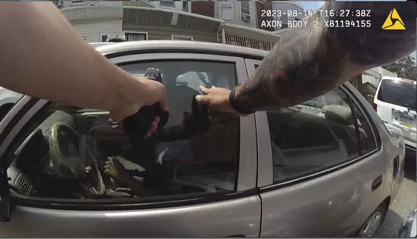 ▲▼費城27歲警察戴爾（Mark Dial）被控謀殺，他對著駕駛座上的27歲男子伊里查理（Eddie Irizarry）連開6槍導致身亡。（圖／達志影像／美聯社）