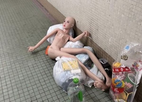 ▲▼情趣娃娃慘遭棄屍走廊　兩邊乳房都被挖掉帶走！。（圖／翻攝FB「大埔 TAI PO」）