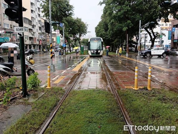 ▲▼高雄輕軌與單車婦發生擦撞。（圖／記者許宥孺翻攝）