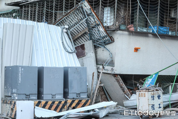 ▲基泰建設大直街94巷工安意外，鄰棟民宅地基下陷。（圖／記者林敬旻攝）