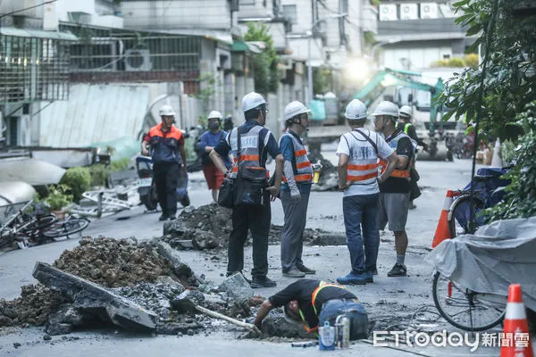 ▲基泰大直街工安意外，鄰棟民宅地基下陷。（圖／記者林敬旻攝）