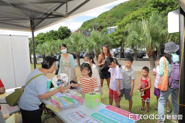 ▲基隆親子家庭野餐共玩 謝國樑盼傳遞關懷散播愛。（圖／記者郭世賢翻攝）